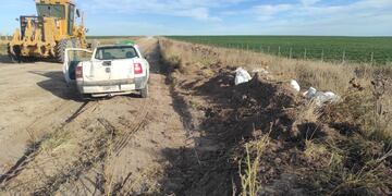 Denuncian bidones de agroquímico tirados a la vera de un camino rural