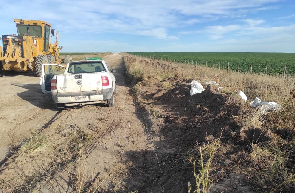 Denuncian bidones de agroquímico tirados a la vera de un camino rural