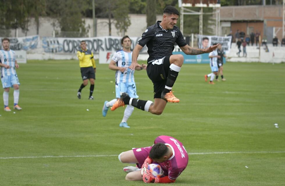 Atlético empató con Gimnasia en Mendoza, con un hombre de menos y casi aseguró la permanencia