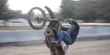 Dos menores hacían “willy” con su motocicleta y terminaron demorados.