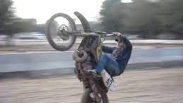 Dos menores hacían “willy” con su motocicleta y terminaron demorados.