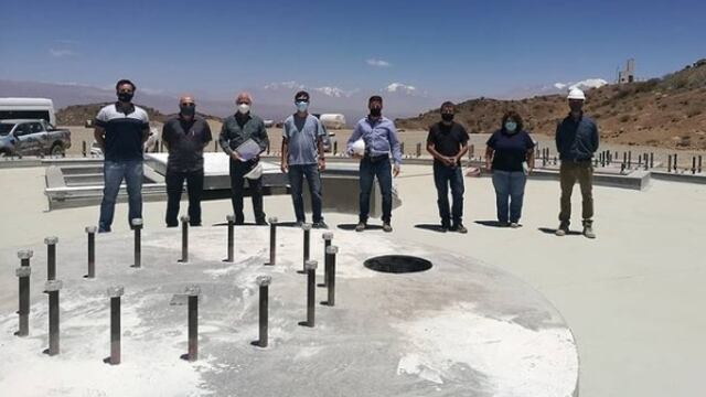 Los técnicos que realizaron la obra posan sobre la base del radiotelescopio. Diario La Provincia SJ