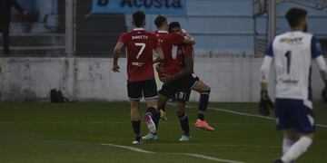 Los abrazos para Rocky Balboa, artífice de la goleada de Belgrano (Facundo Luque / La Voz).