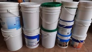 Un balde reciclado puede convertirse en una mesa original y funcional para cualquier ambiente del hogar.