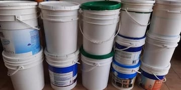 Un balde reciclado puede convertirse en una mesa original y funcional para cualquier ambiente del hogar.