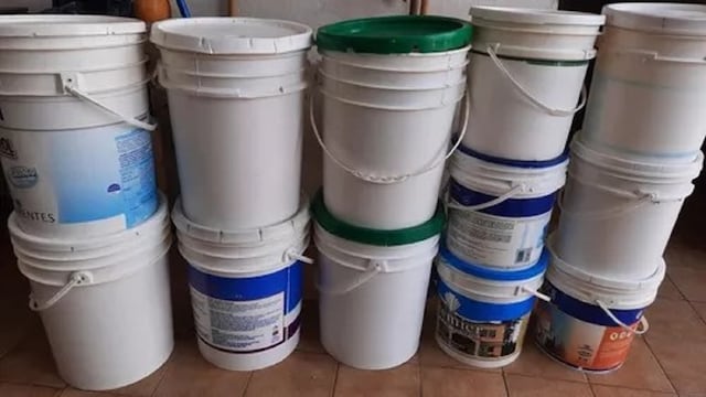 Un balde reciclado puede convertirse en una mesa original y funcional para cualquier ambiente del hogar.