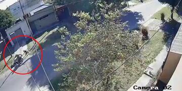 Un motochorro arrastró a una jubilada por la calle para robarle la cartera en Los Hornos. (Captura)