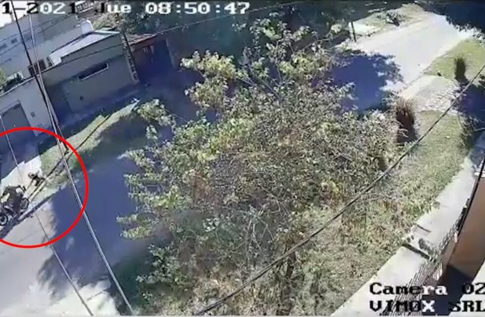 Un motochorro arrastró a una jubilada por la calle para robarle la cartera