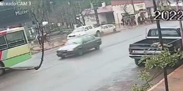 Eldorado: intentan dar con un automovilista que chocó contra un auto estacionado y se fugó.