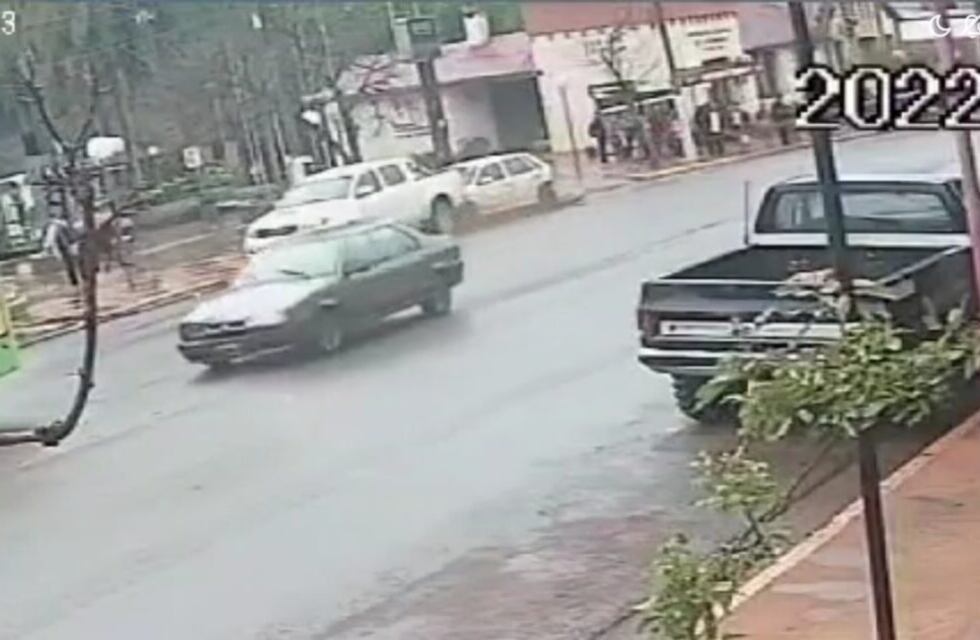 Eldorado: intentan dar con un automovilista que chocó contra un auto estacionado y se fugó