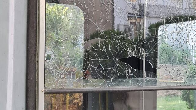 La garita de control fue perforada por un disparo cuando no había personal adentro.