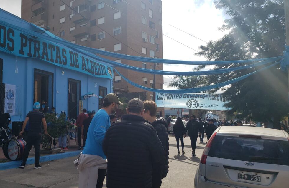 Hay fiesta en Alberdi: así se vive la previa Belgrano-Talleres en los alrededores del estadio