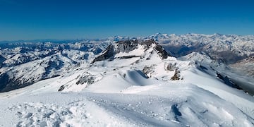 Vista invernal desde la cumbre del complejo volcánico Planchón-Peteroa en Malargüe