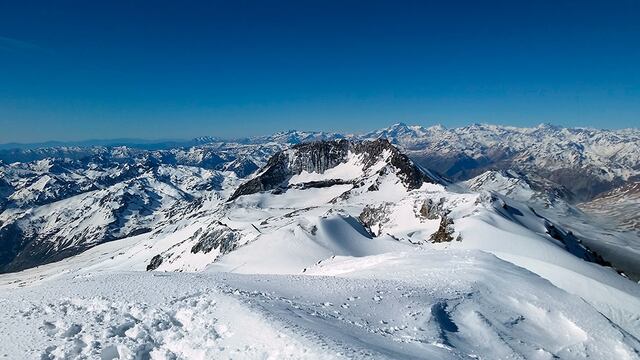 Vista invernal desde la cumbre del complejo volcánico Planchón-Peteroa en Malargüe