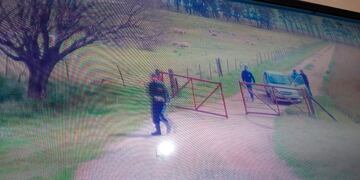 Un nuevo golpe dado por delincuentes con uniformes policiales en Córdoba (Captura de una cámara de vigilancia, foto de Puntal).