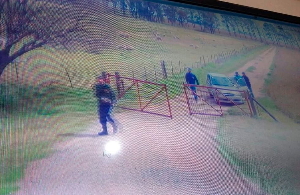 Córdoba: con uniformes policiales, dan golpe en un campo