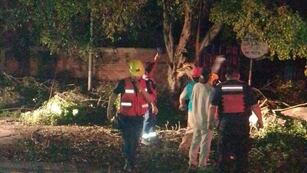 Equipos del sistema de emergencias de Jujuy trabajaban en la noche de este lunes en Calilegua, asistiendo a familias afectadas por un temporal.