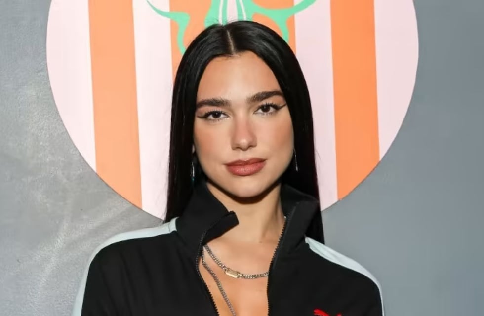 El arriesgado vestido de Dua Lipa del que todo el mundo habla: “tanga a la vista” y cristales de Swarovski
