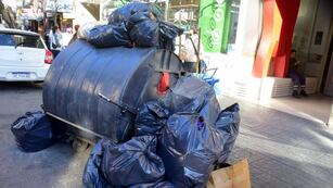 Hay basura acumulada en las veredas de las calles de Córdoba por un conflicto entre las empresas a cargo de la recolección. (José Gabriel Hernández / La Voz)