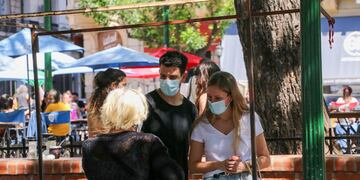 Feria de artesanos respetando el protocolo de sanidad.