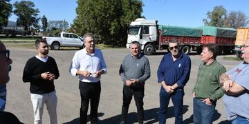 Camioneros y funcionarios provinciales y municipales en el predio en donde habrá un estacionamiento de camiones