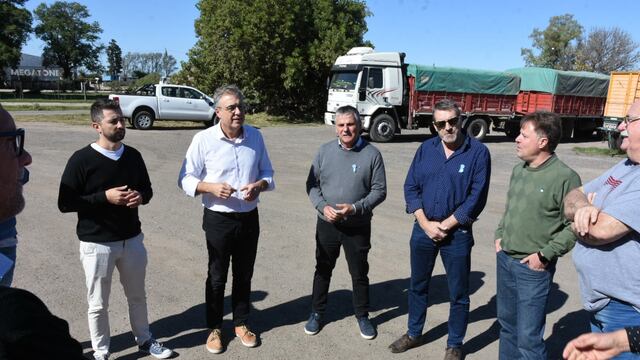 Camioneros y funcionarios provinciales y municipales en el predio en donde habrá un estacionamiento de camiones