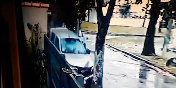 La pick up terminó detenida sobre la vereda luego de impactar contra un árbol. (MPA)