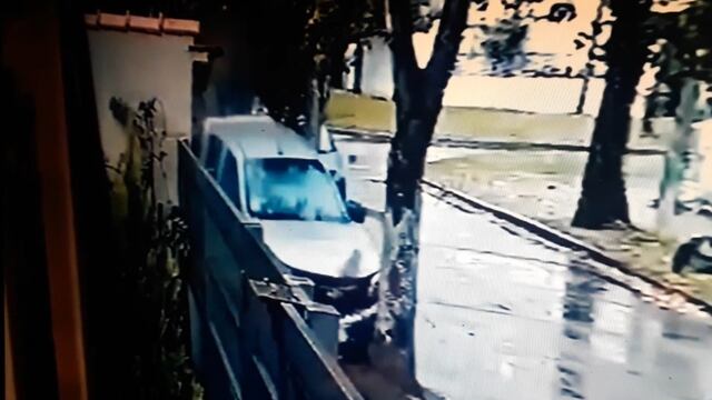 La pick up terminó detenida sobre la vereda luego de impactar contra un árbol. (MPA)