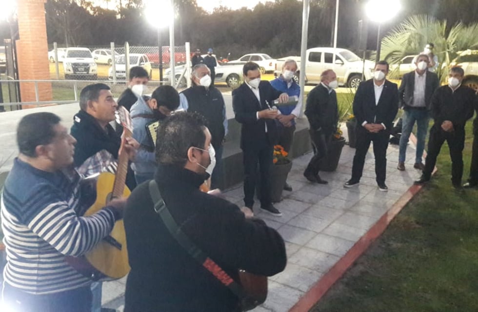 Polémica en acto oficial del gobernador sin distanciamiento social y poco uso de barbijos