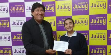La nadadora jujeña Guadalupe Daz fue convocada a la Selección Argentina infanto juvenil para una competencia en Brasil. El secretario de Deportes y Recreación de Jujuy, Hugo Flores, le entregó un subsidio para posibilitar su participación en el torneo internacional.