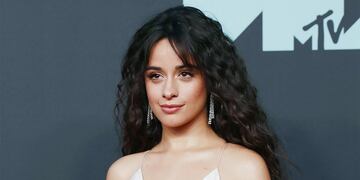 Camila Cabello cautivó en Instagram desde el piso y con un vestido celeste: “Yo estoy loca, pero loca por ti”