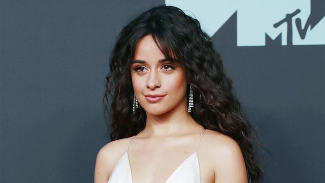 Camila Cabello cautivó en Instagram desde el piso y con un vestido celeste: “Yo estoy loca, pero loca por ti”