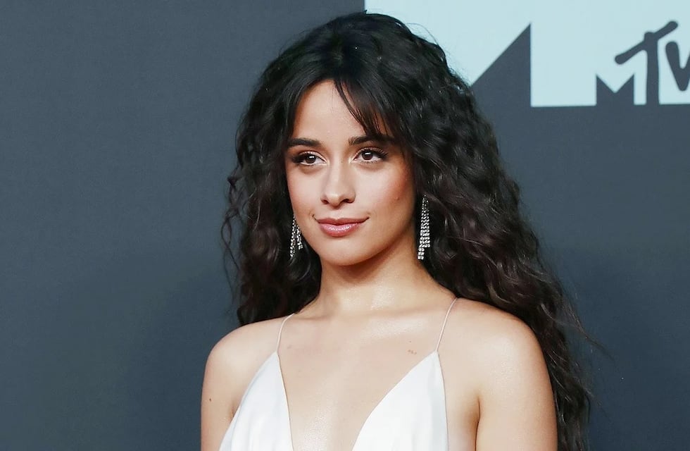 Camila Cabello cautivó en Instagram desde el piso y con un vestido celeste: “Yo estoy loca, pero loca por ti”