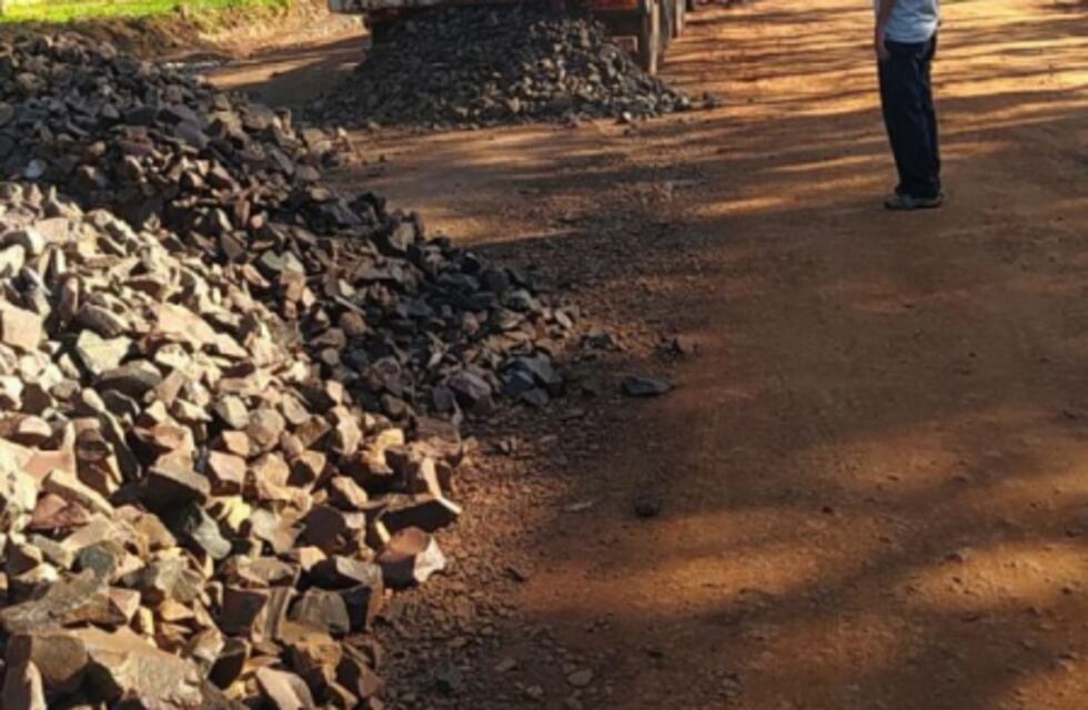 Ejecutan obras de asfaltado en varios sectores de Eldorado