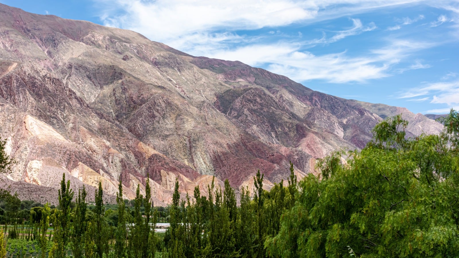 Los colores del cerro Paleta del Pintor son el telón de fondo para la postal que testimonia el paso del turista por Maimará.