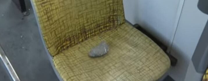 Uno de los objetos lanzados contra el colectivo de Coniferal en Córdoba.