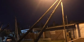 Dos postes de luz fueron volteados por el viento y quedaron sostenidos por cables.