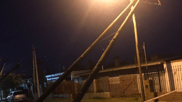 Dos postes de luz fueron volteados por el viento y quedaron sostenidos por cables.