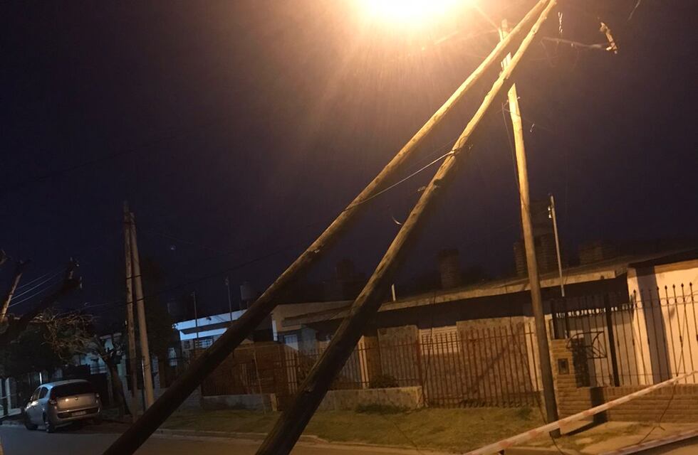Córdoba: denuncian que el viento volteó los postes de la luz y temen que caigan sobre los techos