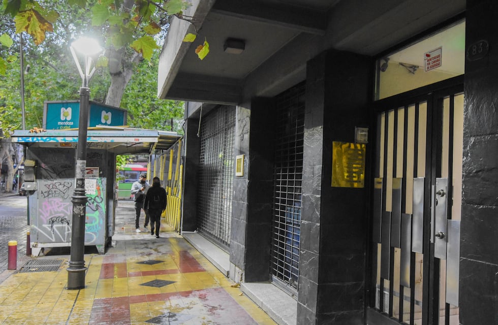 Un hombre de 75 años contrató a un taxi boy quien le dio una brutal golpiza y le robó