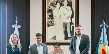 Lucía Gómez firmó junto a Kicillof un convenio de leasing para la compra de una motoniveladora para Gonzales Chaves