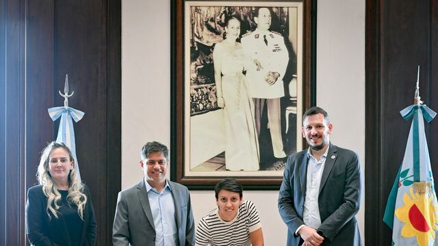 Lucía Gómez firmó junto a Kicillof un convenio de leasing para la compra de una motoniveladora para Gonzales Chaves