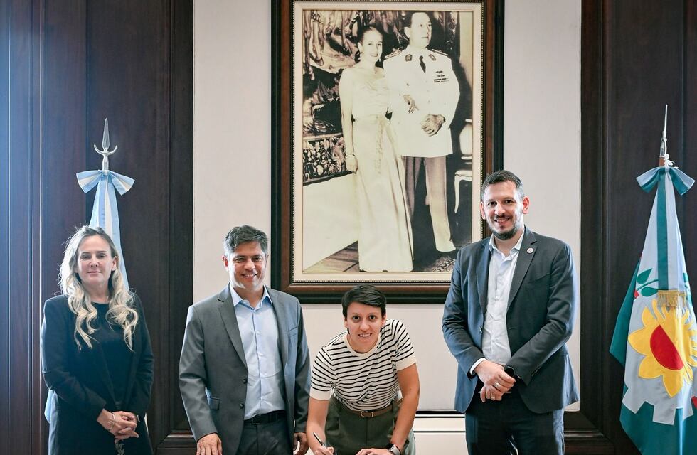 Lucía Gómez firmó junto a Kicillof un convenio de leasing para la compra de una motoniveladora para Gonzales Chaves