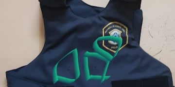 Así quedó el chaleco del policía de la Bonaerense baleado por delincuentes en La Plata para robarle su arma reglamentaria\u002E