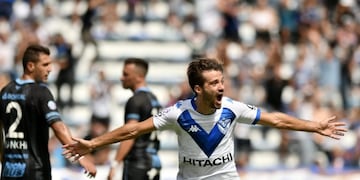 Agustín Bouzat festeja el 1-0 parcial de Vélez sobre Atlético Tucumán\u002E