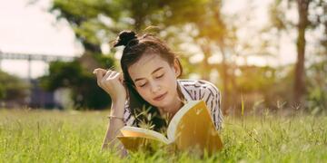 Joven con un libro (123RF)