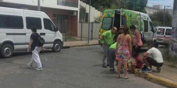 El pequeño golpeó contra el asfalto y tuvo que ser asistido\u002E (Policiales San Nicolás)
