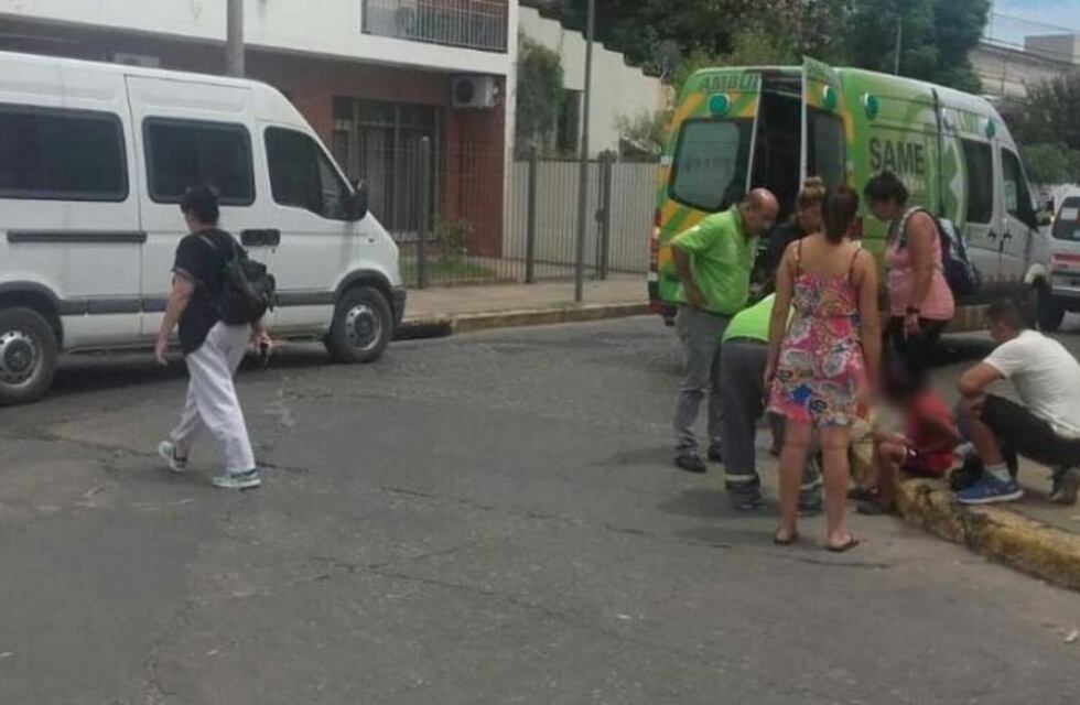 Chocaron una moto y una traffic y un menor resultó herido al golpear contra el asfalto