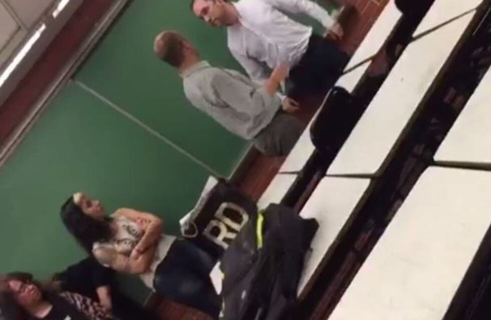 VIDEO: Un profesor universitario insultó y le propuso pelear a un estudiante en plena clase