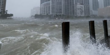 ELX01\u002E Miami (United States), 10/09/2017\u002E- The rough waters where the Miami River meets Biscayne Bay shows the full effects of Hurricane Irma strike in Miami, Florida, USA, 10 September 2017\u002E Many areas are under mandatory evacuation orders as Irma approaches Florida\u002E The National Hurricane Center has rated Irma as a Category 4 storm as the eye crosses the lower Florida Keys\u002E (Estados Unidos) EFE/EPA/ERIK S\u002E LESSER